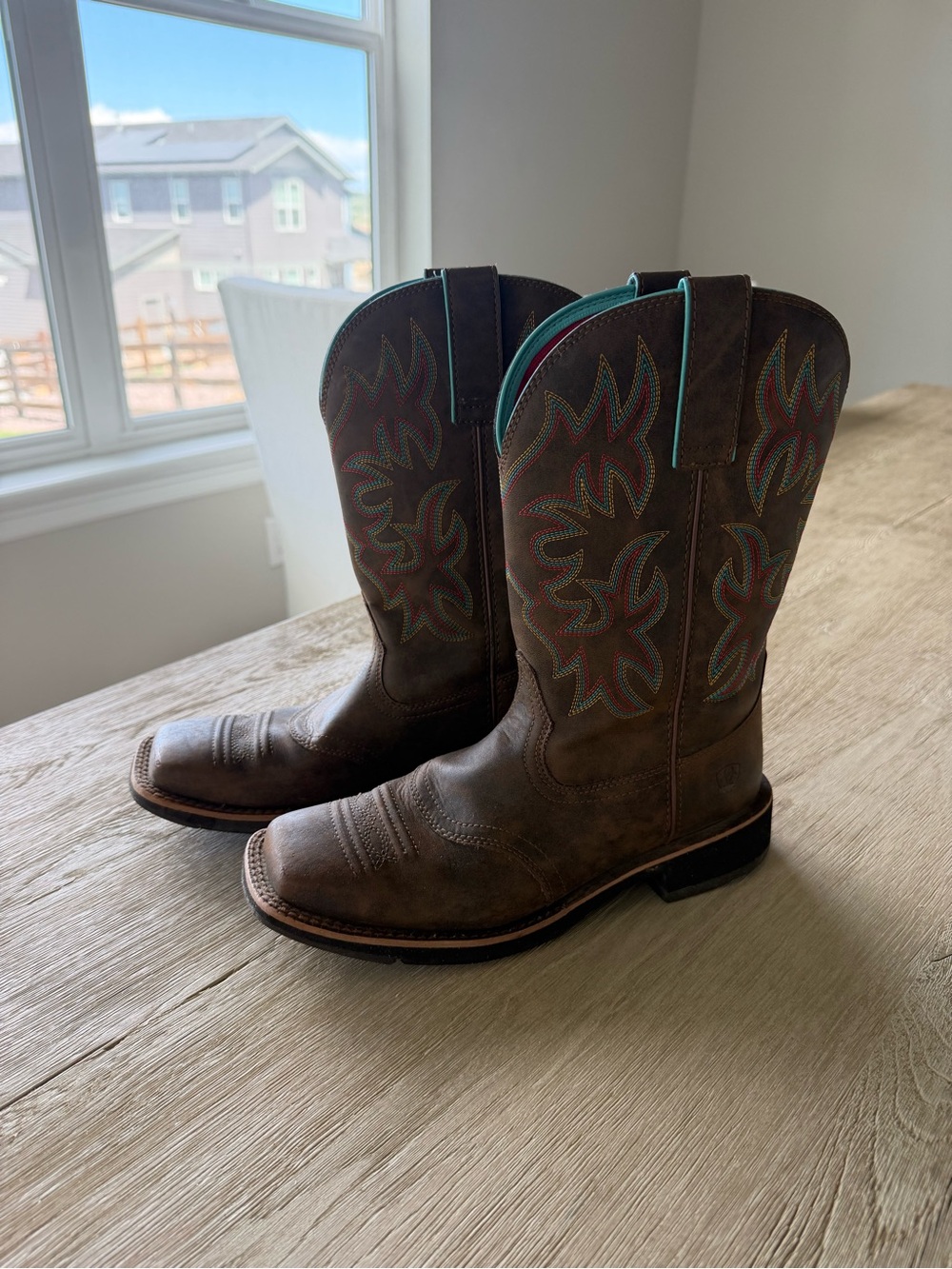 Ariat Red Textile Interior Label - Picture 4 of 10